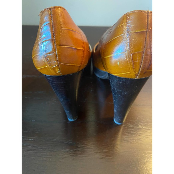 Stuart Weitzman Embossed Crocodile Peep Toe Platform Pumps in Brown size 8.5 - Picture 4 of 7